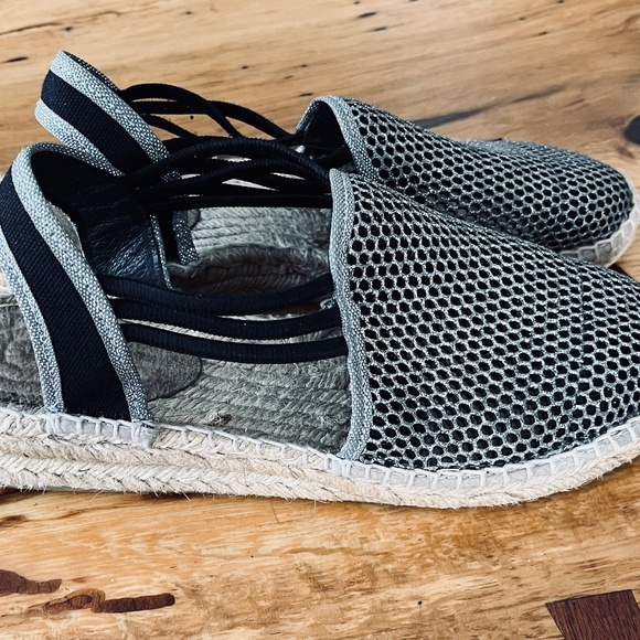 MADE IN SPAIN Women's Espadrilles US size 7 1/2 black & silver flat sole - Picture 2 of 9